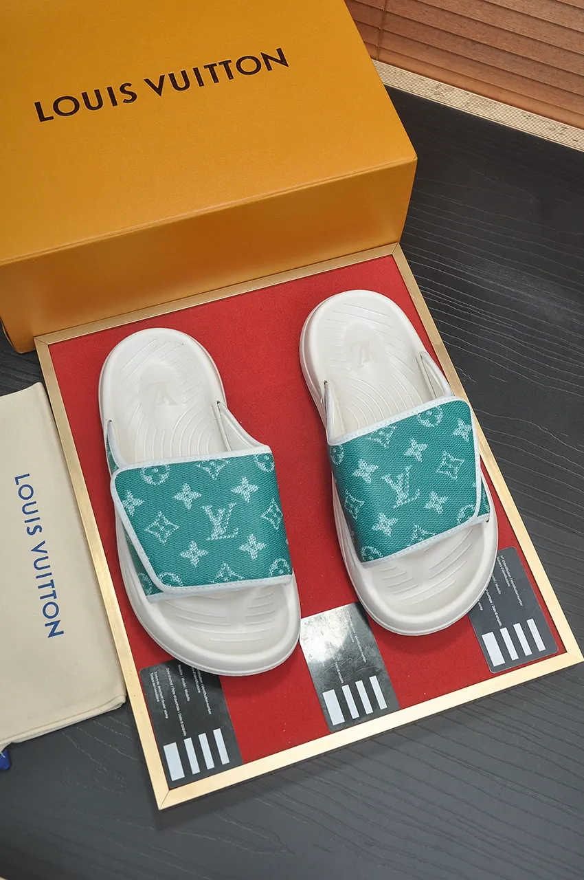 Men's men's shoes 💰340💶 [Louis Vuitton LV slippers] (high-end cowhide) counter 1:1 fashion style, a must-have for summer! The designer used LV’s iconic outsole. The original simple slippers instantly become fashionable! The upper is made of flexible special cowhide leather straps alternately, and the workmanship is exquisite! A must-have for stylish men in summer, size 38-45 (45 customized)